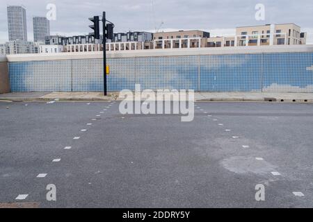 Un paesaggio urbano vuoto di un attraversamento pedonale che non conduce da nessuna parte a Stratford durante la seconda ondata della pandemia di Coronavirus, il 26 novembre 2020, a Londra, Inghilterra. Stratford è stata la sede delle Olimpiadi di Londra del 2012, dove le zone industriali centrate intorno a Carpenters Road sono state demolite per far posto ai luoghi sportivi e ora, dopo 8 anni, per le abitazioni estese. Nella settimana dall'8 al 14 novembre, il distretto di Newham (compreso Stratford), a est di Londra, ha riportato 703 casi positivi (un aumento di 13 rispetto ai 7 giorni precedenti), per un totale di 6,259 casi. Foto Stock