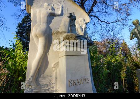 Wien, Vienna: Tomba d'onore di Johannes Brahms a Zentralfriedhof (Cimitero Centrale) nel 11. Simmering, Vienna, Austria Foto Stock