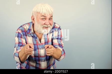 Anziani. Uomo con bearded e camicia a scacchi con capelli bianchi. Barbiere parrucchiere haircut. Capelli grigi. Nonno tipico. Hippster maturo emotivo. Nonno sincero. Cura della barba e dei peli del viso. Foto Stock