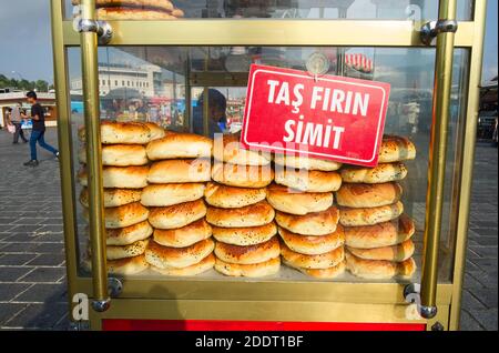 Istanbul, Turchia - Settembre, 2018: Tradizionale venditore di strada con popolare pane circolare di cibo turco con semi di sesamo chiamato Simit. Anche conosciuto come Tu Foto Stock