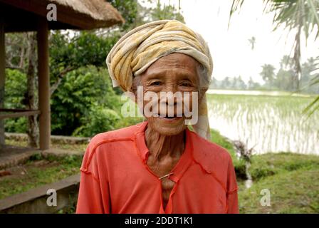Ritratto di una donna balinese anziana, a Bali, Indonesia. Foto Stock