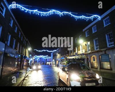 Sheerness, Kent, Regno Unito. 26 Novembre 2020. Le luci di Natale nel luogo di ritrovo di Sheerness, Kent nel quartiere di Swale. Credit: James Bell/Alamy Live News Foto Stock