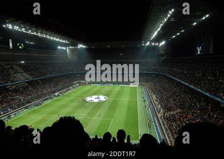 Vista panoramica dello stadio di San Siro di notte prima dell'inizio di una partita di calcio della UEFA Champions League. Milano, Italia. 2007. Foto Stock