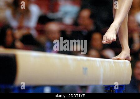 Ginnastica femminile con beam , durante il Campionato europeo di ginnastica artistica, a Milano, 2009. Foto Stock