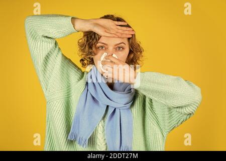 Donna con influenza fredda. Concetto di infezione da malattia. Malattia respiratoria contagiosa. Coronavirus, nuovo virus cinese. Epidemia pandemica. Ceppo nCoV. Concetto di salute femminile. Foto Stock