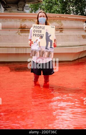 Londra, Regno Unito - 11 luglio 2020: L'azione della ribellione animale sugli impatti dell'agricoltura animale e il sangue dei governi sulle loro mani Foto Stock