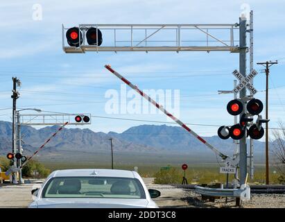 Auto in attesa di attraversamento ferroviario. Apertura o chiusura di barriera nel mezzo di movimento. Foto Stock