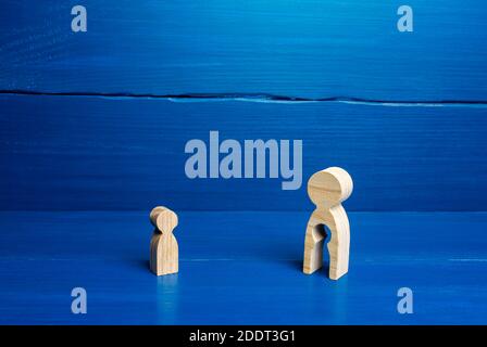 Figurine di legno di una madre con un vuoto e un bambino. Il concetto di bambini che lasciano i genitori. Privazione dei diritti parentali, rifiuto di guardi Foto Stock