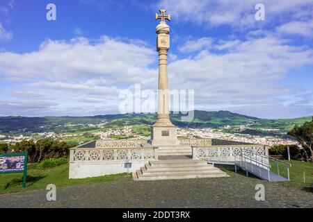 Monumento che celebra l'occupazione portoghese delle Azzorre Il vertice di Monte Brasil il il Vulcano Terceira Isola Azzorre Portogallo Foto Stock