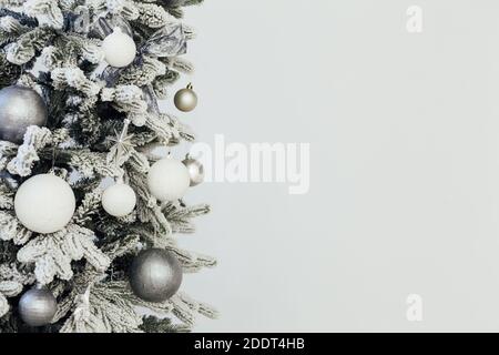 Albero di Natale ramoscelli con le sfere di decorazione per il posto di nuovo anno per iscrizioni Foto Stock