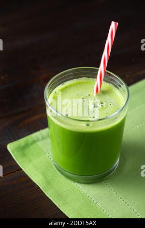 Succo vegetale fresco e sano con una cannuccia da bere su una superficie di legno con spazio per la copia Foto Stock