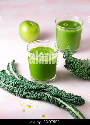 Due bicchieri di succo fresco verde fatto da kale e. mele verdi Foto Stock