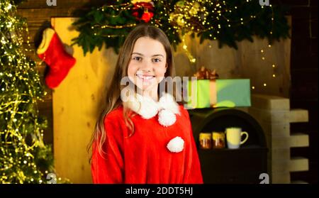 noleggio di costumi di carnevale. Bambina festeggia il natale. Felice infanzia. Festeggia il nuovo anno vicino all'albero di natale. Noleggio accessori per le vacanze. Servizi di noleggio decorazioni. Concetto di vacanza invernale. Foto Stock