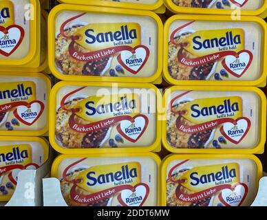 Viersen, Germania - 9 novembre. 2020: Primo piano di confezioni di margarina Sanella in scaffale del supermercato tedesco (primo piano sulla riga superiore del pacchetto di sinistra) Foto Stock