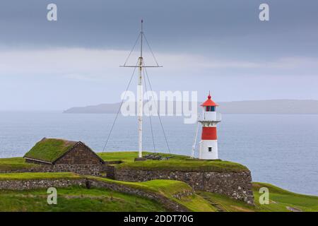 Faro di Skansin presso la storica fortezza accanto al porto di Tórshavn, Isole Faroe Foto Stock