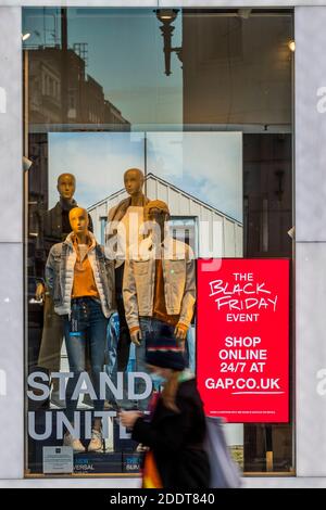 Londra, Regno Unito. 26 Nov 2020. I rivenditori chiusi, tra cui GAP, fanno del loro meglio per promuovere le vendite del Black Friday e di Natale. La gente è ancora fuori nel centro di londra, nonostante il nuovo blocco che è ora in vigore. Le luci di Natale sono accese ma i negozi sono chiusi. Molte persone indossano maschere, anche all'esterno. Credit: Guy Bell/Alamy Live News Foto Stock