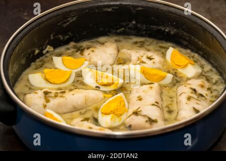 Nascono i filetti in salsa verde con uovo bollito Foto Stock