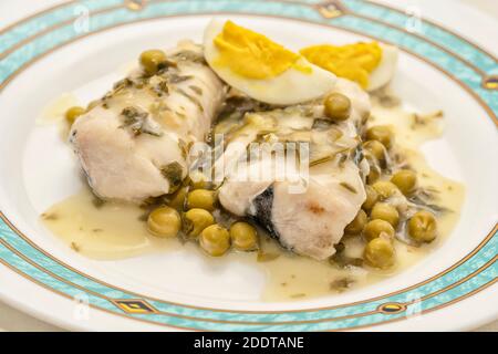 Nascono i filetti in salsa verde con uovo bollito Foto Stock