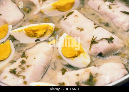 Nascono i filetti in salsa verde con uovo bollito Foto Stock