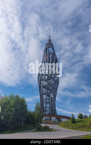 La Pyramidenkogel, la torre di osservazione in legno più alta del mondo, sulla riva del lago Worthersee, famosa attrazione turistica nella regione della Carinzia, Austr Foto Stock