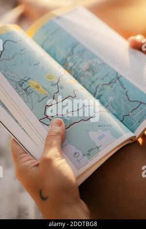 Lettura di una mappa da una Guida geografica Nazionale al Parchi nazionali degli Stati Uniti Foto Stock