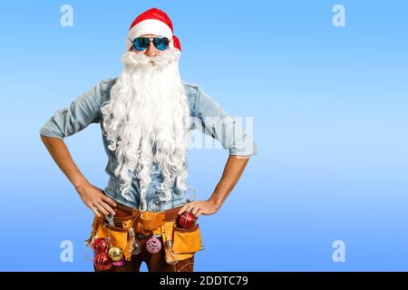 Santa Claus indossando occhiali da sole balli all'aperto al Polo Nord Foto Stock