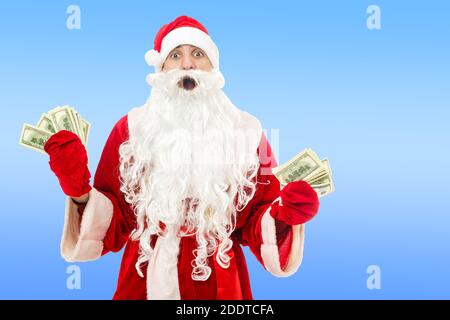 Santa Claus indossando occhiali da sole balli all'aperto al Polo Nord Foto Stock