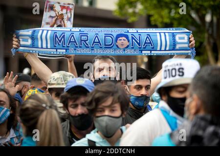 Buenos Aires, Argentina. 26 Nov 2020. I tifosi aspettano fuori dalla cappella funeraria della leggenda del calcio Diego Maradona alla Casa Rosada a Buenos Aires, capitale dell'Argentina, 26 novembre 2020. Maradona morì all'età di 60 anni il mercoledì di un attacco di cuore. Credit: Martin Zabala/Xinhua/Alamy Live News Foto Stock