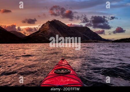 Kayak nel lago Glacier circondato dalle splendide Montagne Rocciose canadesi Montagne Foto Stock