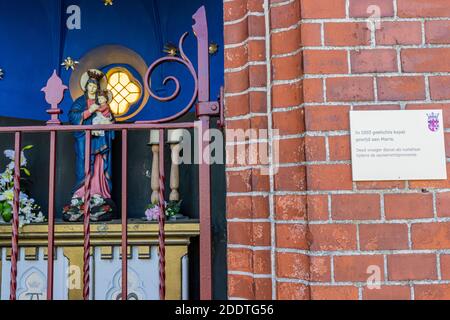 Beek, Limburgo meridionale, Paesi Bassi. 18 novembre 2020. Metallo segno che dice: 1903 Lady Chapel Kelmond è stata fondata, recinto di metallo e la statua del Vir Foto Stock