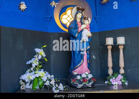 Beek, Limburgo meridionale, Paesi Bassi. 18 novembre 2020. Lady Chapel Kelmond con la statua della Vergine Maria con il bambino Gesù, fiori e due canne Foto Stock