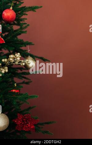 Albero di Natale ramoscelli con le sfere di decorazione per il posto di nuovo anno per iscrizioni Foto Stock