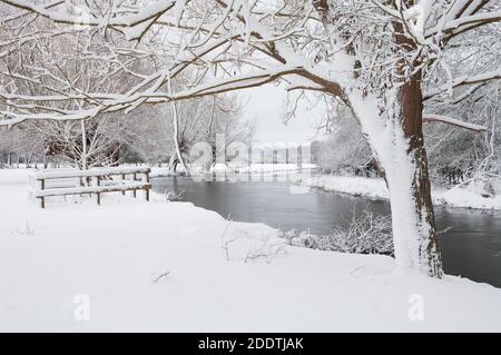 Una bella scena di neve sulle rive del fiume Stour a Flatford in Suffolk Foto Stock