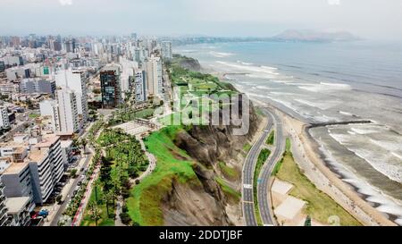 Veduta aerea della costa di Miraflores a Lima - Perù Foto Stock