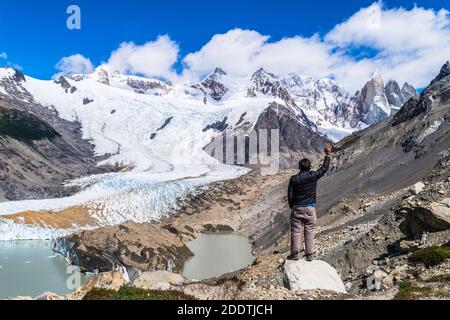 Giovane uomo, trekking turistico va a Fitz Roy, De Los Tres Mirador punto di vista nelle montagne dell'Argentina in inverno El Chalten Patagonia. America del Sud. Foto Stock