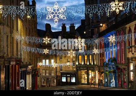 Edimburgo, Scozia, Regno Unito. 26 Novembre 2020. Vedute notturne di Edinburgo mentre il Natale si avvicina. Vista delle luci di Natale in Victoria Street nel centro storico di Edimburgo. Credito. Iain Masterton/Alamy Live News Foto Stock