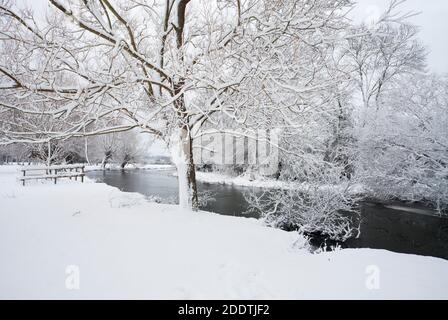 Rive innevate del fiume Stour a Suffolk a Flatford Foto Stock