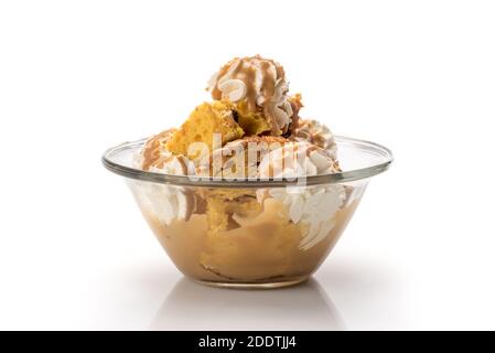 Panettone in pezzi con crema e caramello dulce de lece. Dessert italiano per Natale in piatto su sfondo bianco Foto Stock