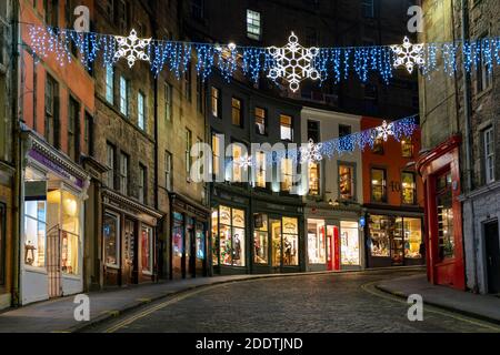 Edimburgo, Scozia, Regno Unito. 26 Novembre 2020. Vedute notturne di Edinburgo mentre il Natale si avvicina. Vista delle luci di Natale in Victoria Street nel centro storico di Edimburgo. Credito. Iain Masterton/Alamy Live News Foto Stock