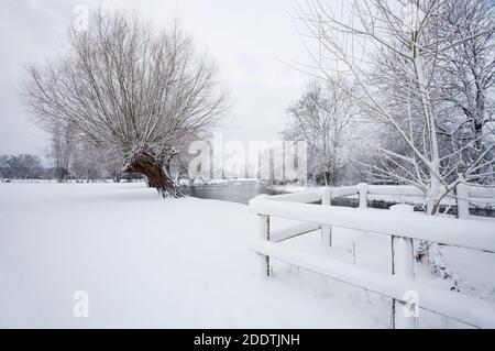 Neve pesante a Flatford in Suffolk sulle rive del Il fiume Stour Foto Stock