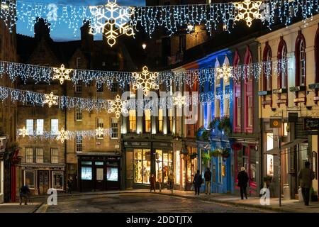 Edimburgo, Scozia, Regno Unito. 26 Novembre 2020. Vedute notturne di Edinburgo mentre il Natale si avvicina. Vista delle luci di Natale in Victoria Street nel centro storico di Edimburgo. Credito. Iain Masterton/Alamy Live News Foto Stock