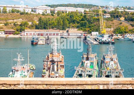 Crimea, Russia - 08.19.2019: Baia sud con navi da guerra a Sevastopol, terrapieno Crimea Foto Stock