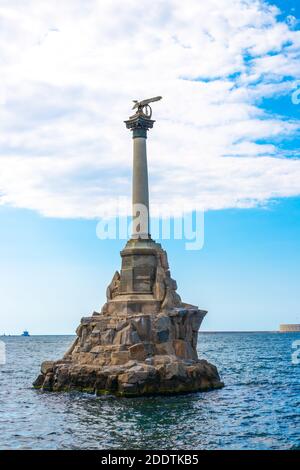 Crimea, Russia - 08.19.2019: Monumento alle navi scagliate sul terrapieno di Primorsky Boulevard, un monumento storico Foto Stock