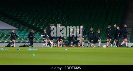 Aviva Stadium, Dublino, Leinster, Irlanda. 26 Nov 2020. UEFA Europa League Football, Dundalk FC contro Rapid Wien; la squadra di Dundalk si riscalda prima del kickoff Credit: Action Plus Sports/Alamy Live News Foto Stock