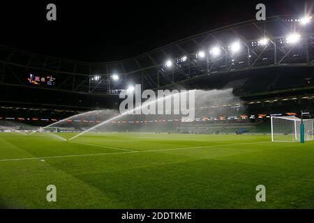 Aviva Stadium, Dublino, Leinster, Irlanda. 26 Nov 2020. UEFA Europa League Football, Dundalk FC contro Rapid Wien; il campo viene annacquato prima del calcio d'inizio Credit: Action Plus Sports/Alamy Live News Foto Stock