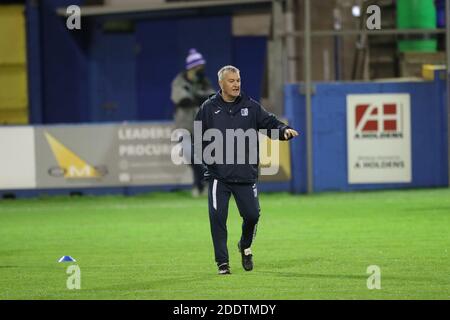 BARROW A FURNESS, INGHILTERRA. 26 NOVEMBRE l'assistente di Barrow, Rob Kelly, durante il warm up prima della partita della fa Cup tra Barrow e AFC Wimbledon presso l'Holker Street, Barrow-in-Furness, giovedì 26 novembre 2020. (Credit: Mark Fletcher | MI News) Credit: MI News & Sport /Alamy Live News Foto Stock