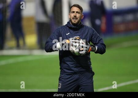 BARROW A FURNESS, INGHILTERRA. 26 NOVEMBRE Josh Lillis di Barrow si riscalda prima della partita della fa Cup tra Barrow e AFC Wimbledon presso la Holker Street, Barrow-in-Furness, giovedì 26 novembre 2020. (Credit: Mark Fletcher | MI News) Credit: MI News & Sport /Alamy Live News Foto Stock