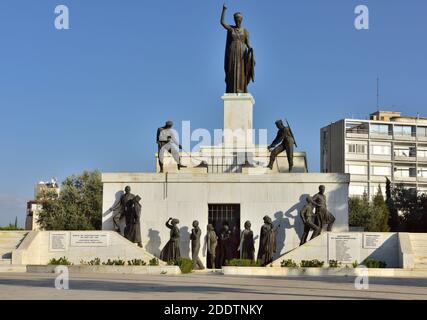 Il Monumento della libertà sul Bastione Podocatorio con figure in bronzo scolpite, Nicosia, Cipro Foto Stock