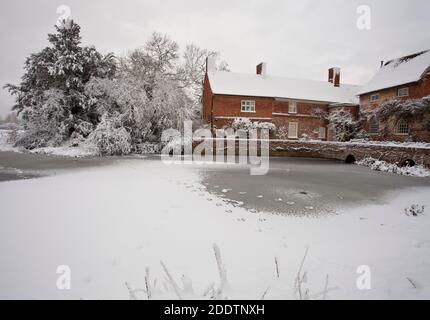 Un fiume congelato stour a Flatford Mill in Suffolk dopo una nevicata invernale pesante Foto Stock