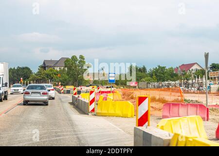 Crimea, Russia - 08.20.2019: In costruzione strade con deviazione e veicoli in funzione Foto Stock